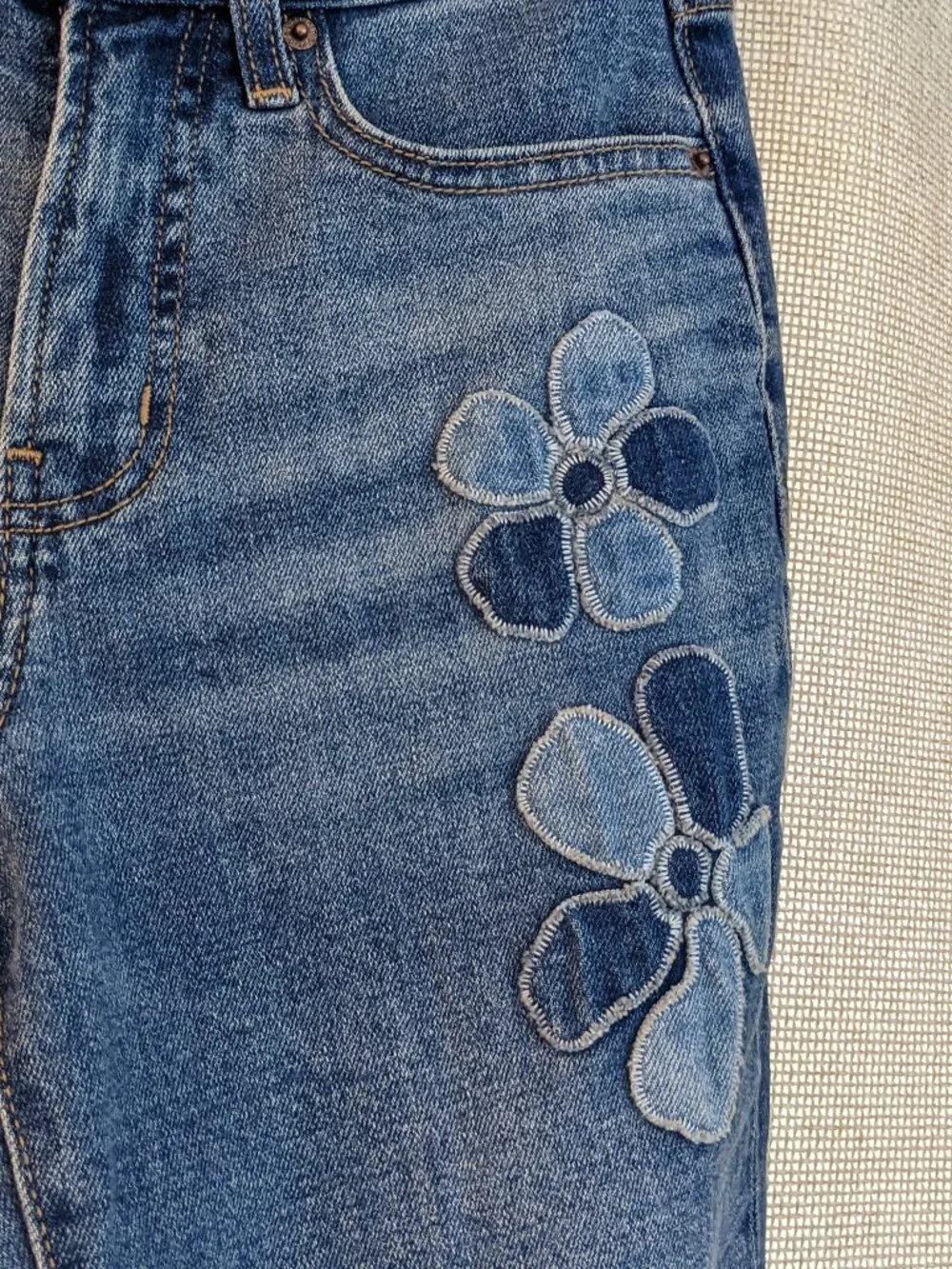 Old Navy, Medium Wash High Rise OG Straight Jean Floral Patches Jeans, Size 0 - Picture 5 of 9